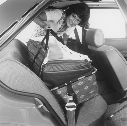 Bildet viser Frau Wetter fra 1970-tallet, som sikrer barnet sitt med et Britax sete