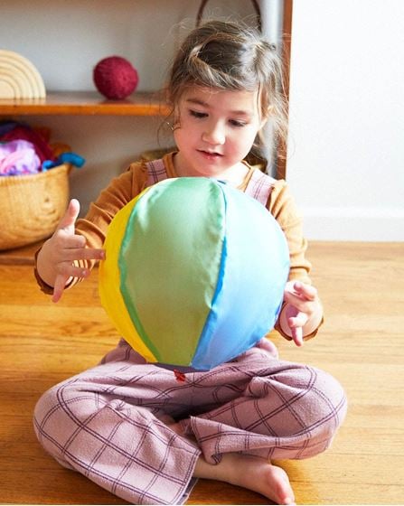 Bilde av Sarahs Silks - Ballong Ball, Rainbow Lekesilke