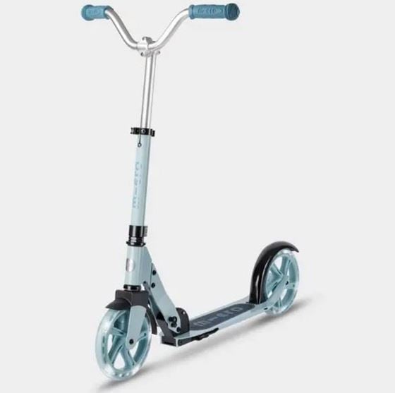 Bilde av Micro Cruiser LED, Frosty Blue - Sparkesykkel med store LED hjul