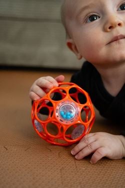 Bilde av Oball Babyrangle - Oransje Gripeball med Raslelyd