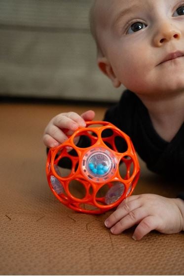 Bilde av Oball Babyrangle - Oransje Gripeball med Raslelyd