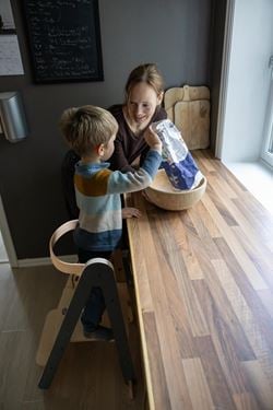 Bilde av Sagababy Foldbar Kjøkkenhjelper - Grå / Natur