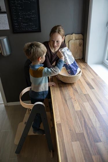 Bilde av Sagababy Foldbar Kjøkkenhjelper - Grå / Natur