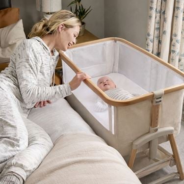 Bilde av Sagababy Premium Bedside Crib, Walnut Soft Taupe