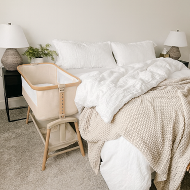 Bilde av Sagababy Premium Bedside Crib, Walnut Soft Taupe